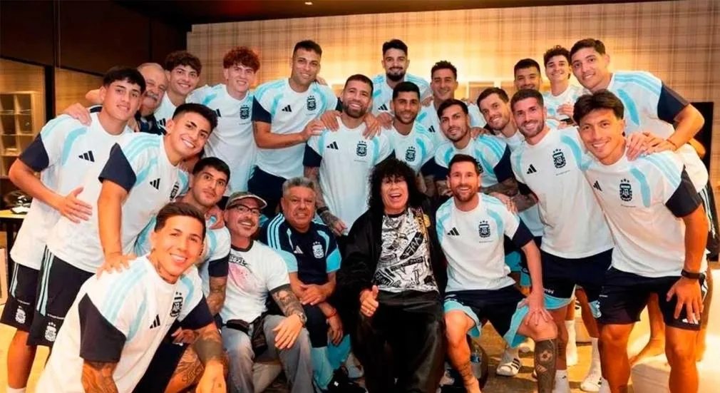 La Mona Jiménez visitó al plantel de Argentina y animó la concentración a puro cuarteto