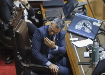 Cómo se gestó la jugada de ajedrez del oficialismo para desinflar la sesión opositora por Adorni