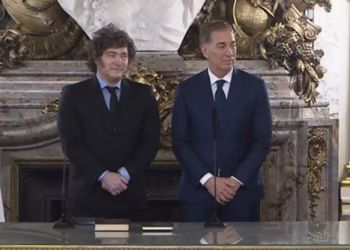 Javier Milei le tomó juramento a quien deja el cargo de Ministro del Interior. Ambos se abrazaron con el funcionario saliente, investigado por presunto enriquecimiento ilícito