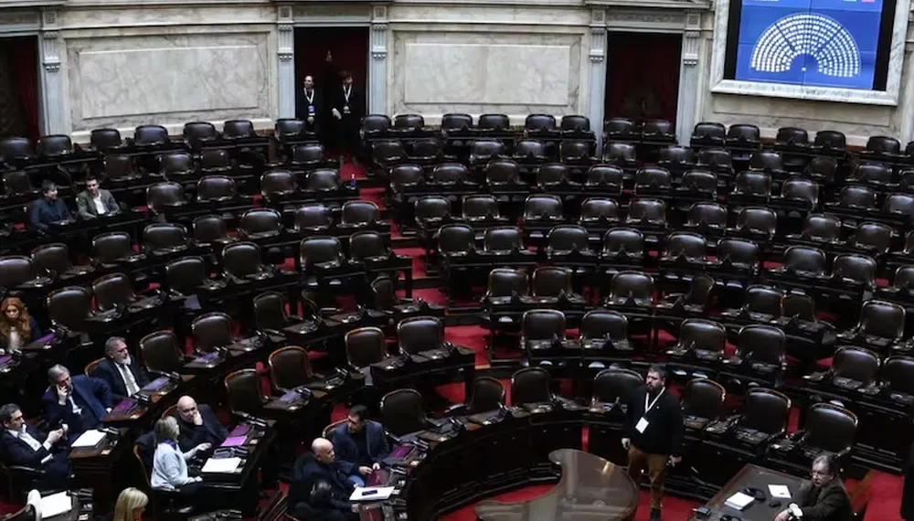Con ayuda del PRO y la UCR, LLA logró evitar la sesión para interpelar a Adorni
