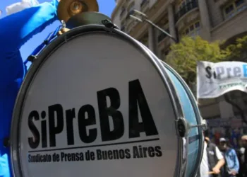 Siete de cada 10 periodistas se endeudan para vivir y el 65% cobra bajo la línea de pobreza
