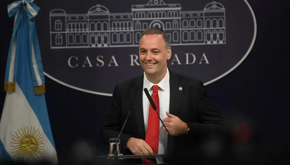 Adorni presentó su Declaración Jurada: «La manera de escaparte de la vieja política era ahorrar en negro»
