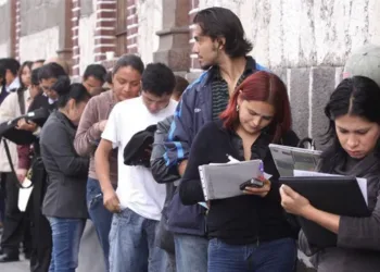 Volvió a caer el empleo formal y el salario mínimo perdió casi 40% de poder de compra