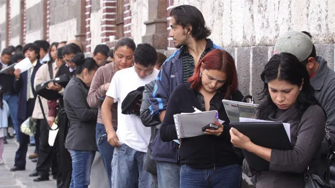 Volvió a caer el empleo formal y el salario mínimo perdió casi 40% de poder de compra