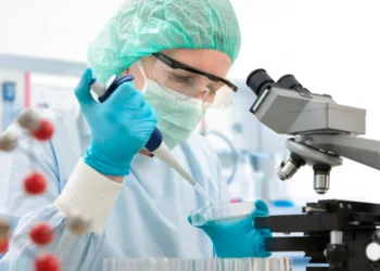 Los héroes silenciosos de la salud: el papel indispensable de los bioquímicos en la medicina moderna