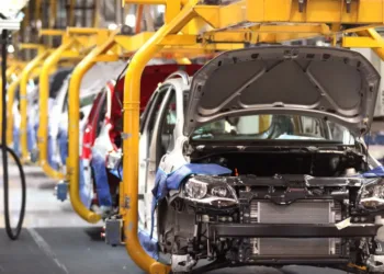 La producción de autos cayó 21,5% interanual en mayo y las ventas mayoristas 39%