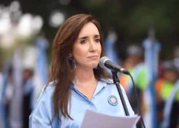 Victoria Villarruel se diferenció de Milei y saludó a los periodistas en su día