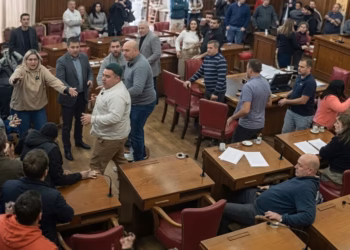Repudian la pelea entre taxistas y conductores de aplicaciones en Mar del Plata