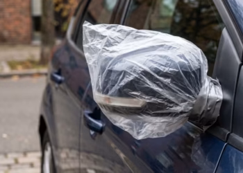 Qué significa una bolsa en el espejo retrovisor lateral del auto