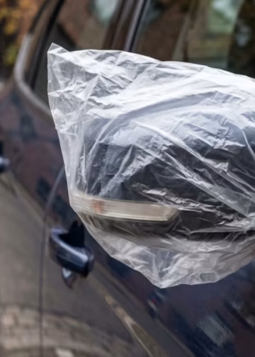 Qué significa una bolsa en el espejo retrovisor lateral del auto