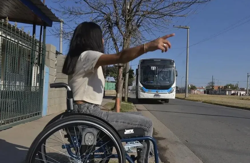 Los discapacitados podrán viajar en colectivos y trenes sin presentar el certificado