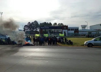 Despidos, suspensiones y paralización de actividades: la crisis golpea a la industria