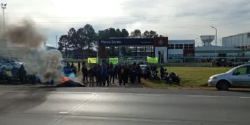 Despidos, suspensiones y paralización de actividades: la crisis golpea a la industria