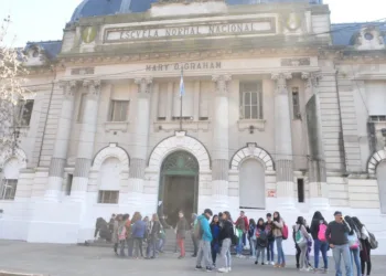 La oposición pide informes por ola de renuncias en las escuelas de la provincia