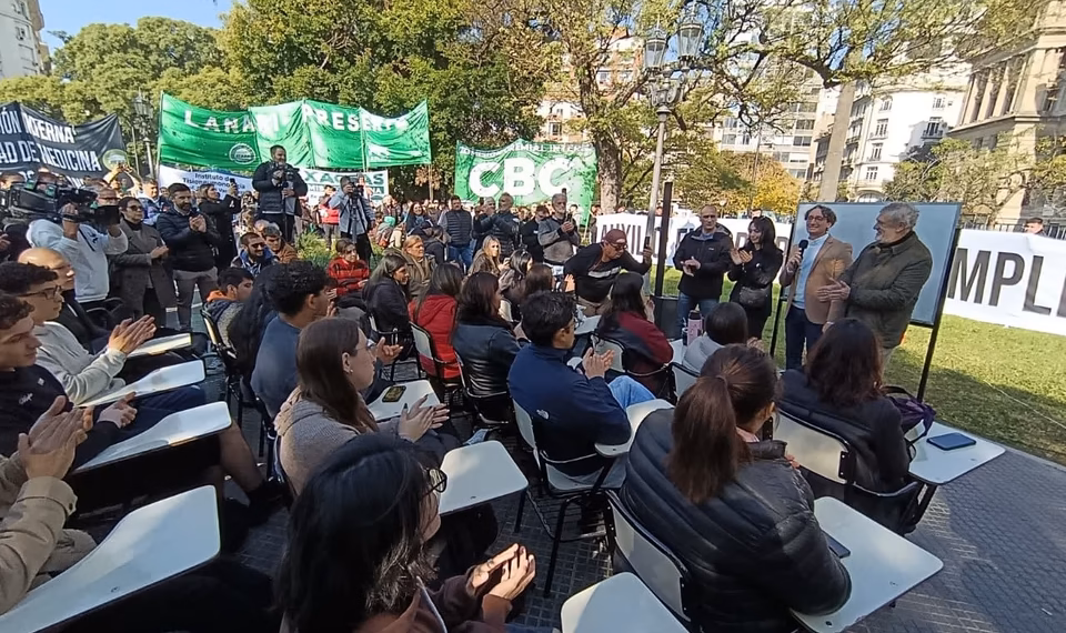 Movimientos sociales y universitarios salen a la calle