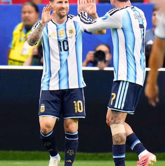 Argentina con doblete y récord de Messi venció a Austria y clasificó