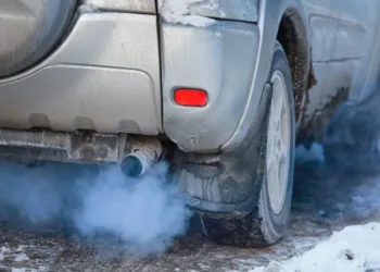 ¿Hay que dejar el auto calentando en invierno? Verdades y mitos en tiempos de frío extremo