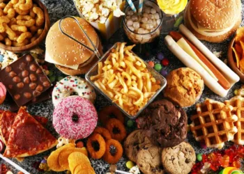 Consumo excesivo de sal: un ingrediente oculto que va más allá del salero en la mesa