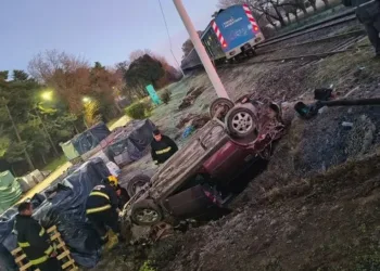 Milagro en Pilar: cruzó con las barreras bajas, lo chocó el tren y solo tuvo golpes leves