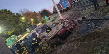 Milagro en Pilar: cruzó con las barreras bajas, lo chocó el tren y solo tuvo golpes leves