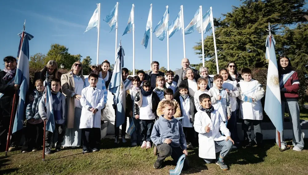 Kicillof encabezó el acto de promesa a la bandera en el pueblo rural de San Jorge