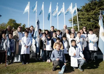 Kicillof encabezó el acto de promesa a la bandera en el pueblo rural de San Jorge