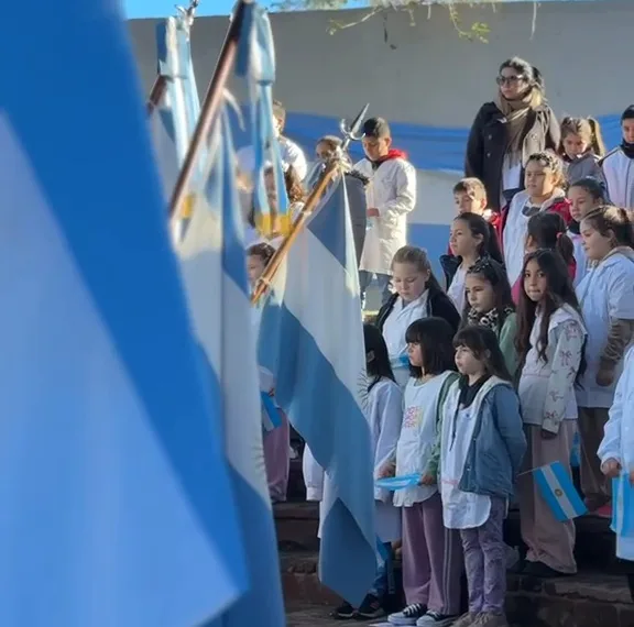 Emotiva Promesa de Lealtad a la Bandera en la Plazoleta “Oscar Soulet”