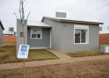 La Provincia entregó viviendas a familias de Bahía Blanca
