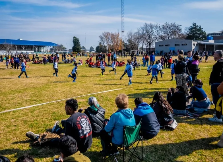 El Gobierno de Junín acompañó un multitudinario encuentro de escuelitas de fútbol en el Complejo San Martín