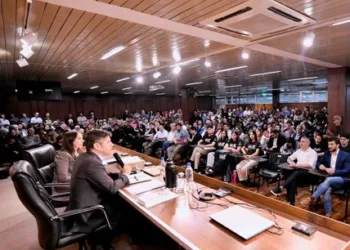Kicillof se reunió con representantes gremiales e intendentes correntinos