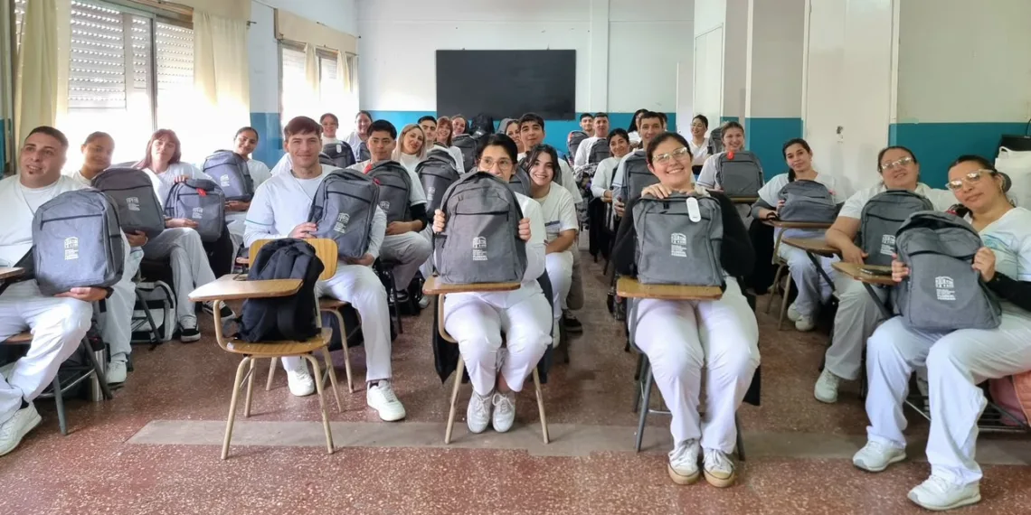 Región Sanitaria III entregó mochilas técnicas equipadas a estudiantes de enfermería
