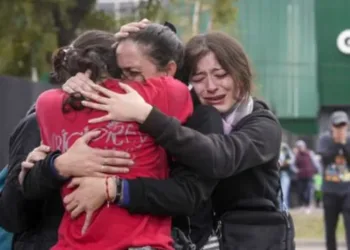 Lágrimas, canciones y banderas: la emoción tomó las calles en la histórica movilización para despedir al Indio Solari