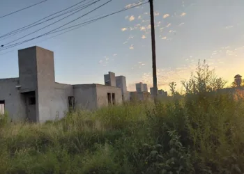 Arata adelantó la decisión de Provincia de finalizar las 25 viviendas