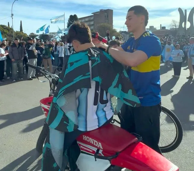 El peluquero que corta el pelo en la calle durante los festejos por los triunfos de Argentina