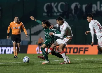Sarmiento visita a Banfield con la obligación de levantarse