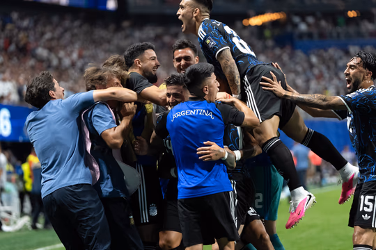 La Selección argentina le ganó un partido para el infarto a Inglaterra y se metió en la gran final del Mundial 2026