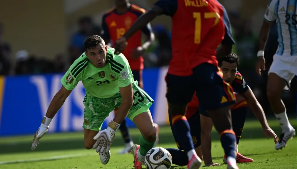 El Dibu Martínez, el mejor de la Selección que permitió estirar la ilusión hasta el final
