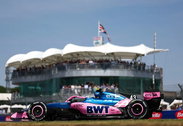 Franco Colapinto aprovechó un final de carrera caótico en Silverstone y sumó dos puntos