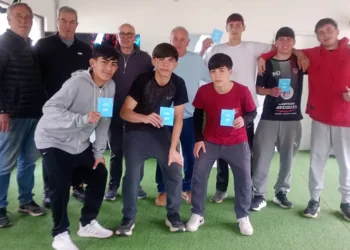 Exámenes médicos y entrega de libretas sanitarias a futbolistas de Ambos Mundos