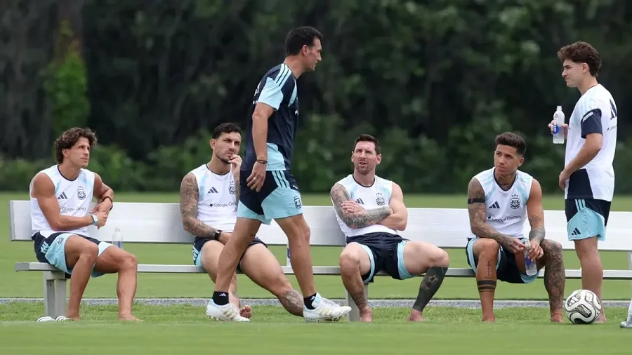 Scaloni define el equipo para la final de mañana ante España