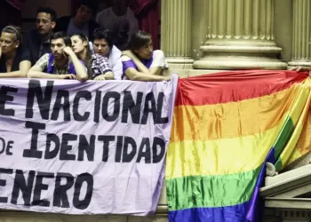 La Justicia suspendió el DNU de Milei que prohibía tratamientos de afirmación de género para menores