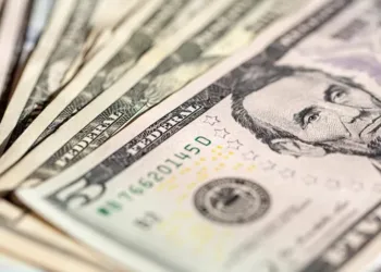 El dólar oficial retrocedió en el inicio de la semana y la distancia con el techo de la banda llegó al 22%