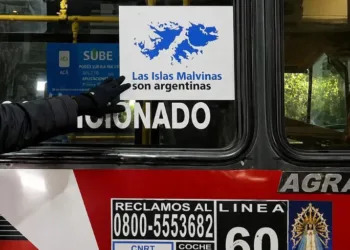 El Gobierno desmintió haber ordenado la quita de los stickers de Malvinas de los colectivos