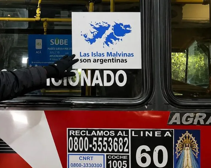 El Gobierno desmintió haber ordenado la quita de los stickers de Malvinas de los colectivos