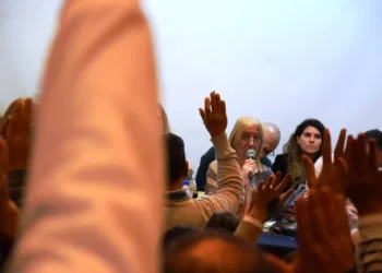 La Provincia acordó con los gremios docentes y de la Ley 10430 un aumento salarial del 7% escalonado en julio y agosto