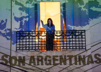 Cristina Kirchner salió al balcón a celebrar el pase a la final