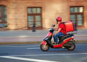 Crecen las deudas de los trabajadores con las aplicaciones de delivery y piden regular las tasas