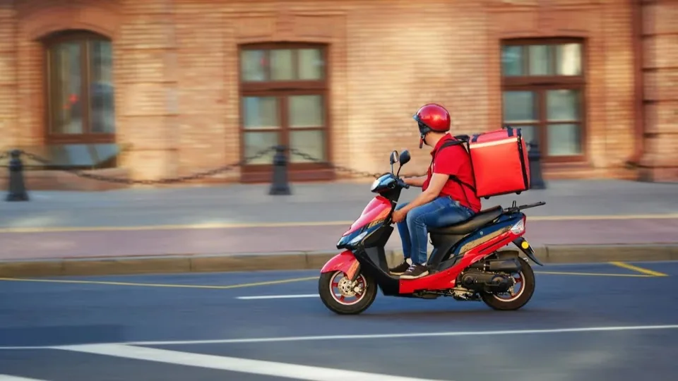 Crecen las deudas de los trabajadores con las aplicaciones de delivery y piden regular las tasas