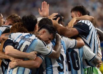Argentina venció en un partido durísimo a Cabo Verde y se metió en los octavos