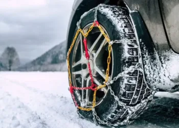 Nieve y hielo en las rutas: el paso a paso definitivo para colocar las cadenas y no quedar varado